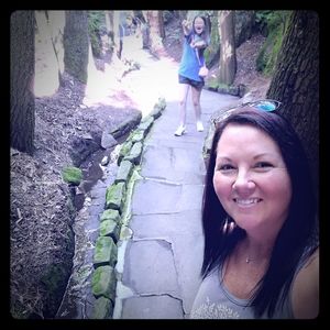 Hi I'm Leslie, your Posher!!